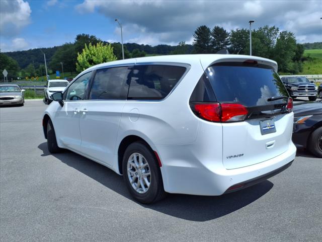 2025 Chrysler Voyager LX