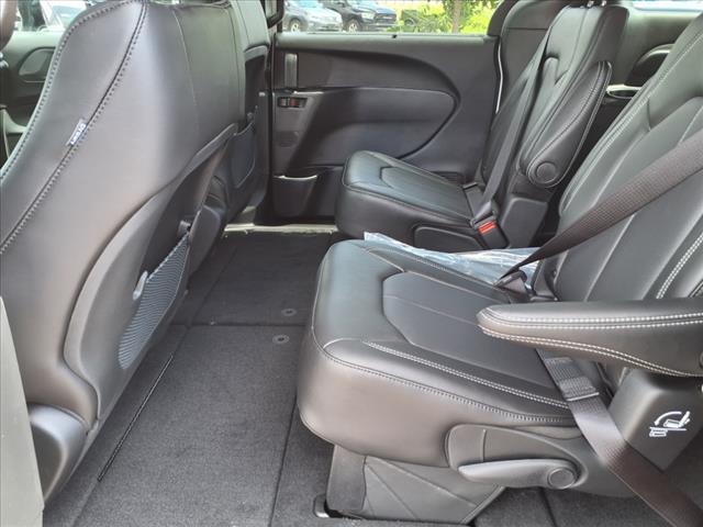 2025 Chrysler Voyager LX