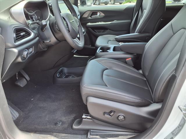2025 Chrysler Voyager LX
