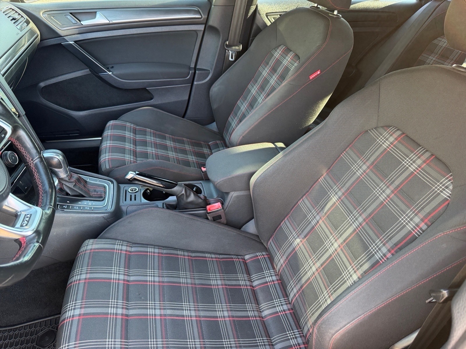 VolkswagenGolf GTI10