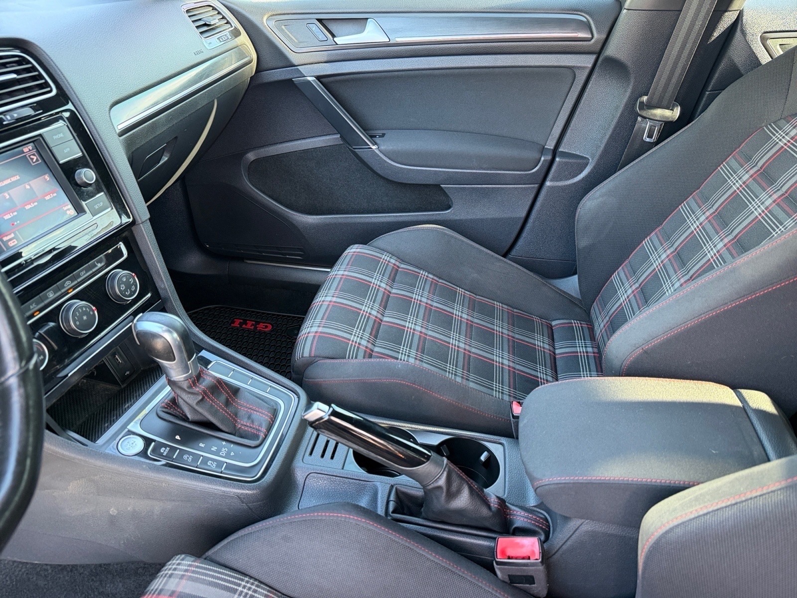 VolkswagenGolf GTI12
