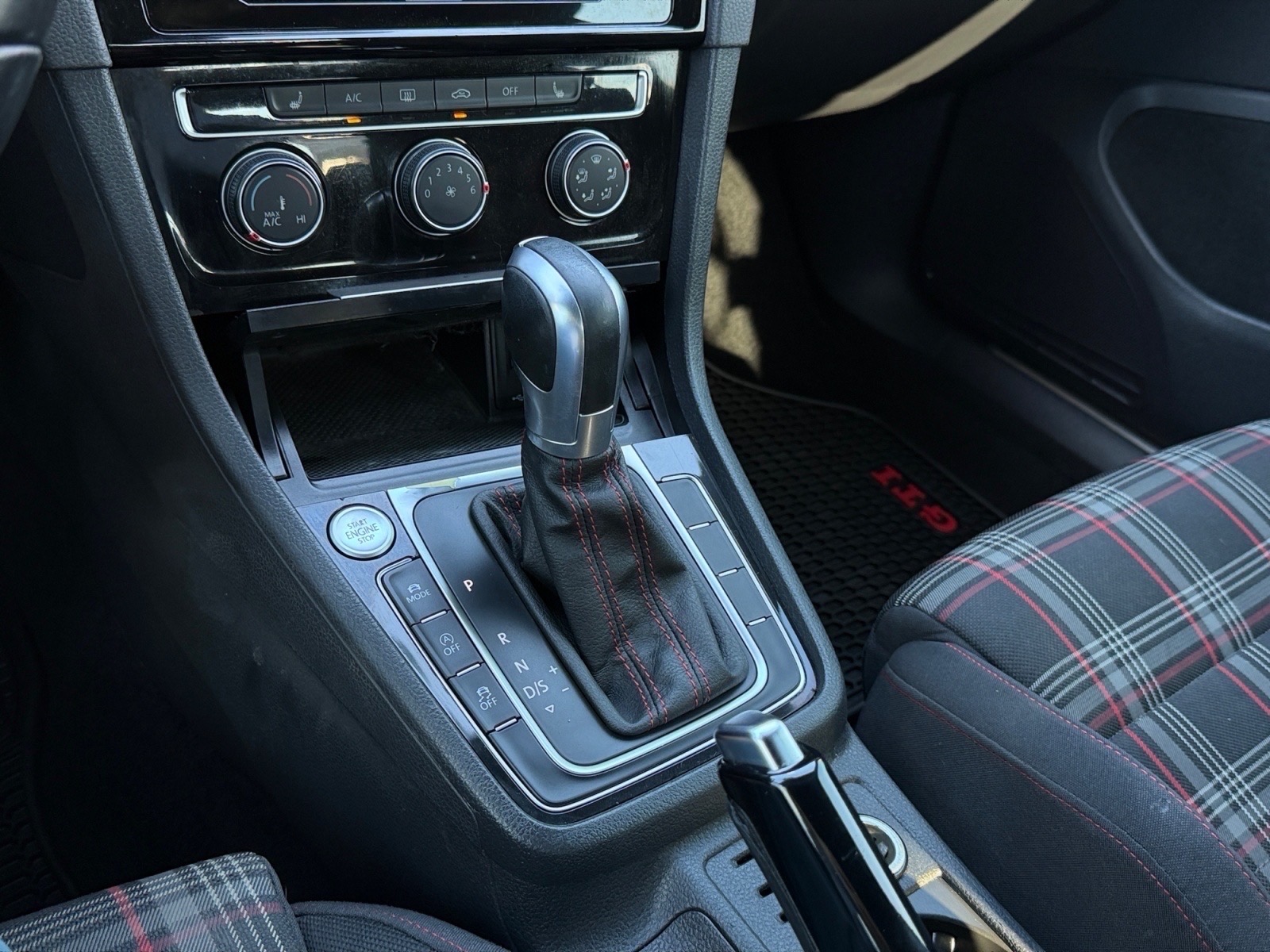 VolkswagenGolf GTI24