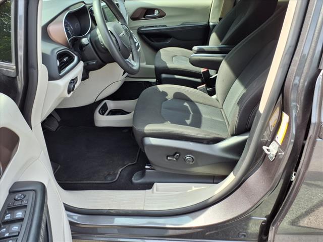 2022 Chrysler Voyager LX - Photo 10