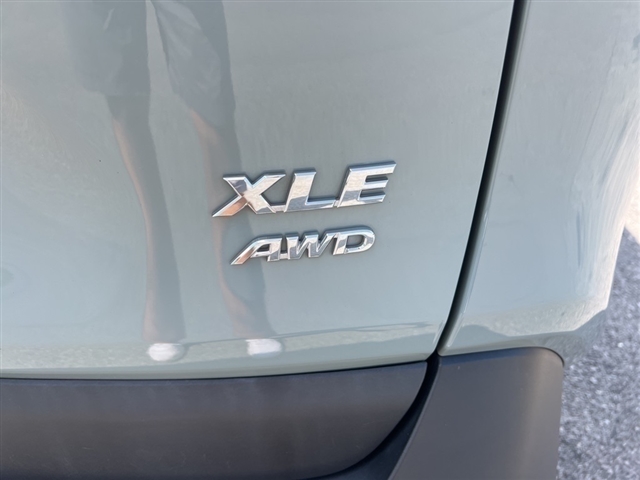 2022 Toyota RAV4 XLE - Photo 11