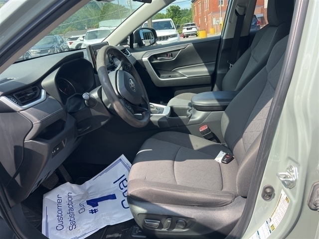 2022 Toyota RAV4 XLE - Photo 12