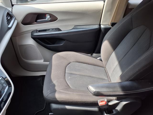 2022 Chrysler Voyager LX - Photo 24