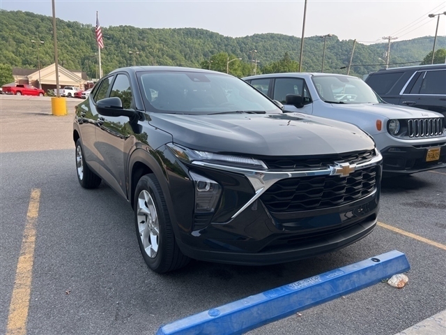 2024 Chevrolet Trax LS - Photo 3