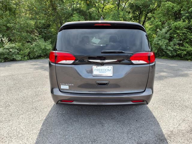 2022 Chrysler Voyager LX - Photo 4