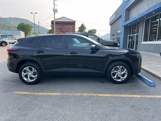 2024 Chevrolet Trax LS - Photo 4