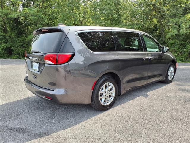 2022 Chrysler Voyager LX - Photo 5