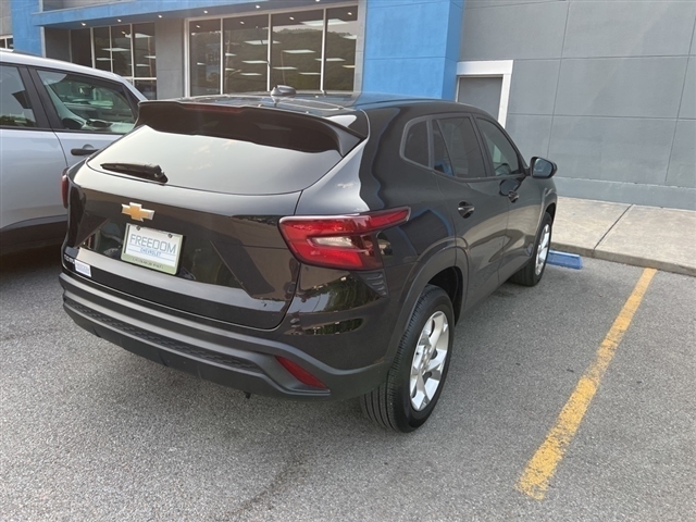 2024 Chevrolet Trax LS - Photo 5