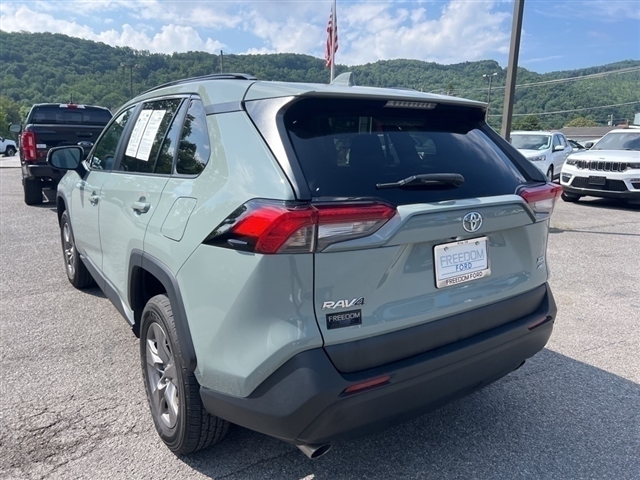 2022 Toyota RAV4 XLE - Photo 7