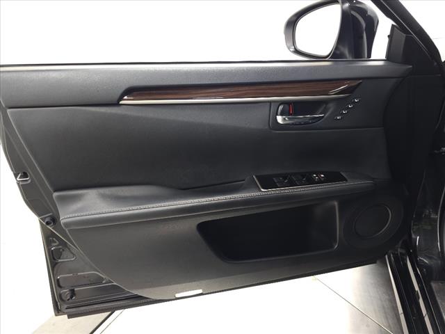 2016 Lexus ES 300h 