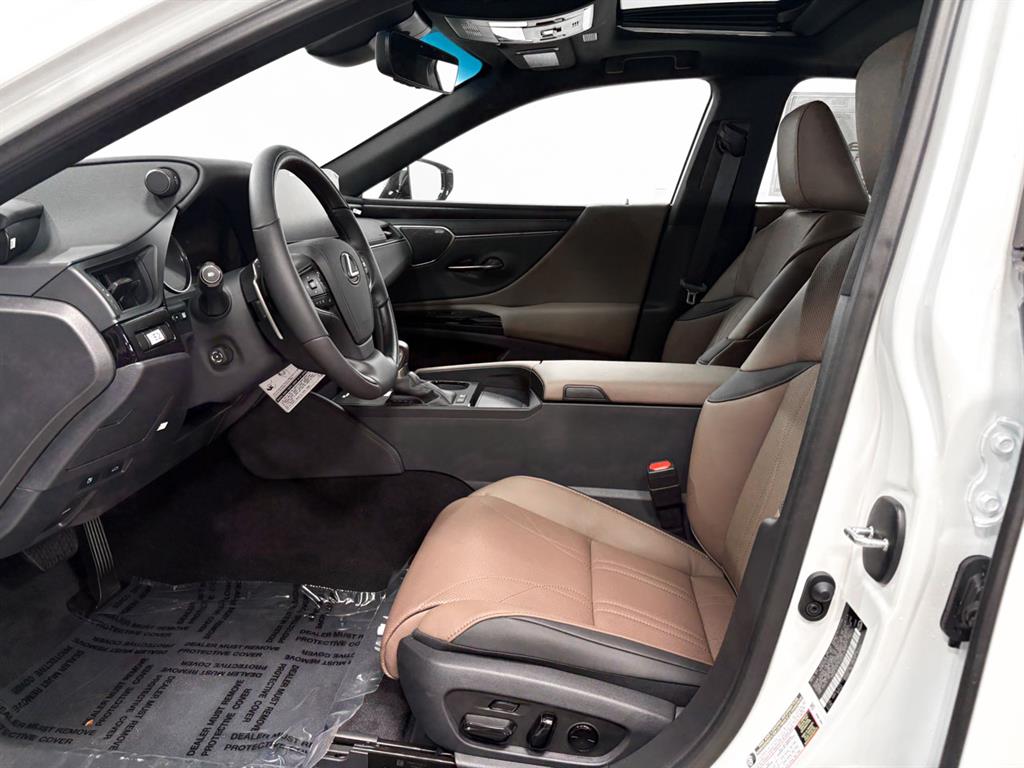 2025 Lexus ES 300h Ultra Luxury photo 4