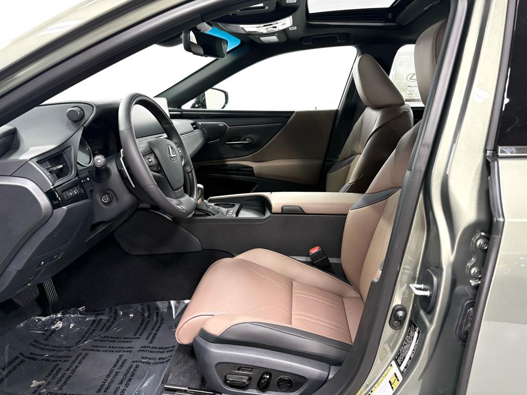 2025 Lexus ES 300h Ultra Luxury photo 4