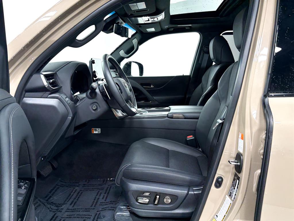 2025 Lexus LX photo 4