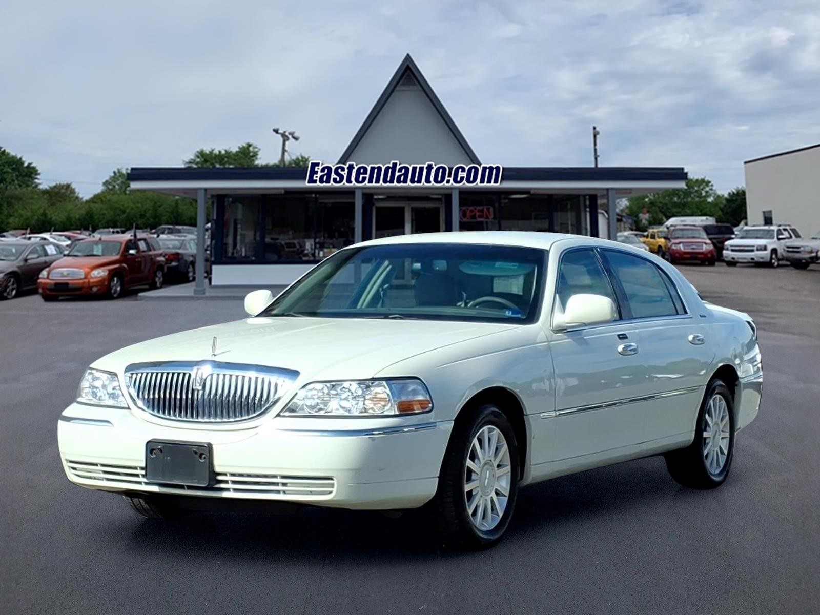Ceramic White Tri-Coat/French Silk Clearcoat Metal 2006 Lincoln Town Car Signature Sedan Rear-Wheel Drive 4-Speed Automatic