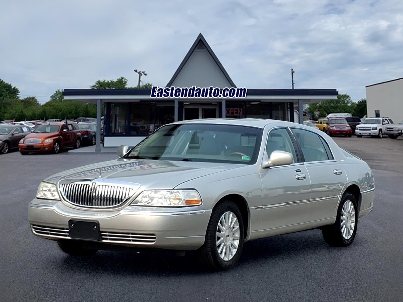 Silver Birch Clearcoat Metallic 2004 Lincoln Town Car Sedan Rear-Wheel Drive 4-Speed Automatic