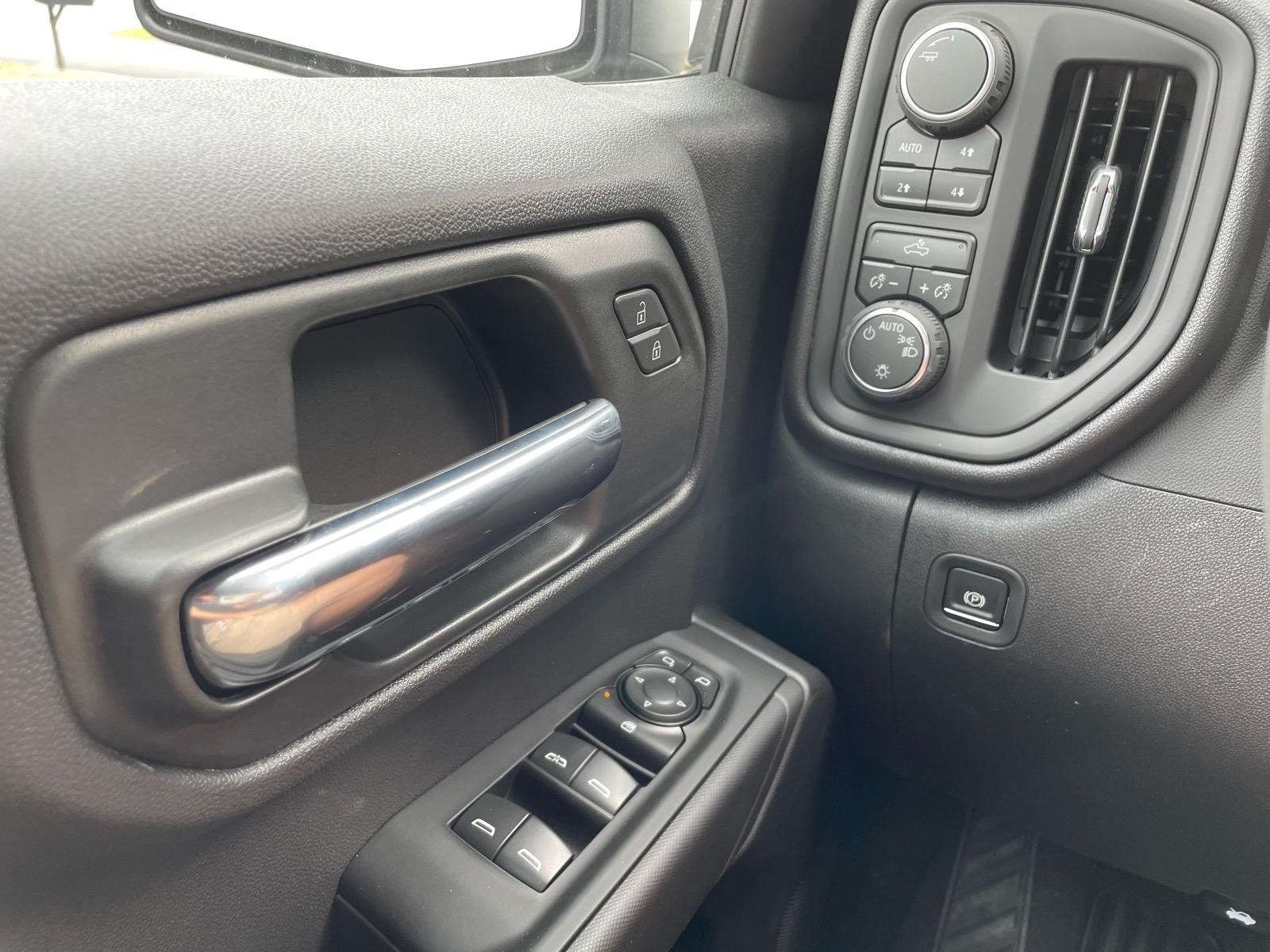 2026 Chevrolet Silverado 1500 Custom Trail Boss - 9