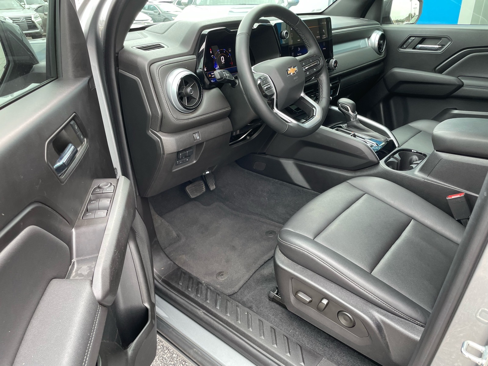 2023 Chevrolet Colorado LT - 3