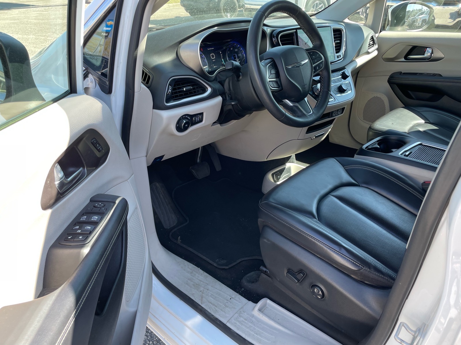 2023 Chrysler Pacifica Touring L - 3