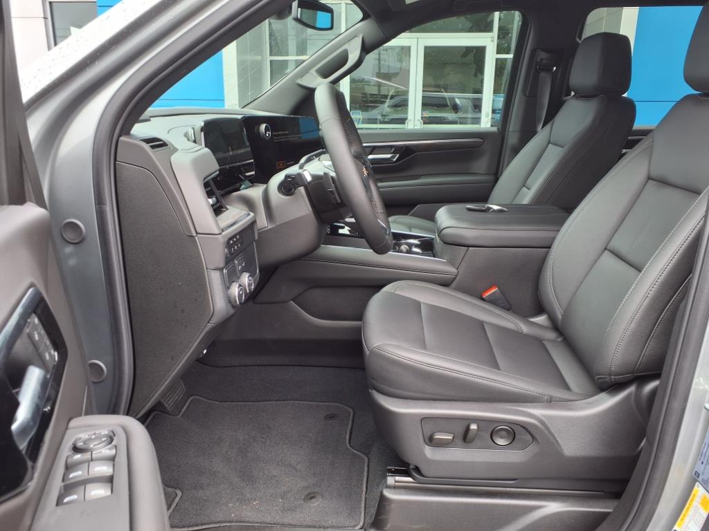 2025 Chevrolet Suburban LT - 4