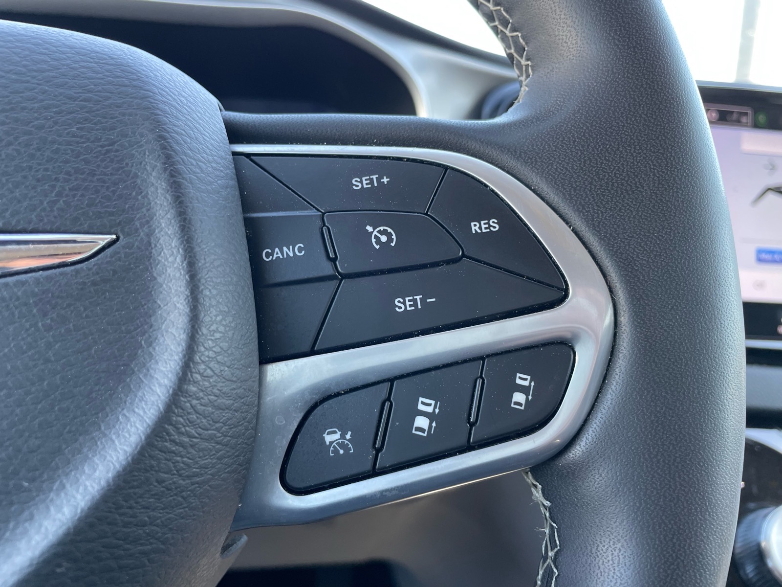 2023 Chrysler Pacifica Touring L - 7