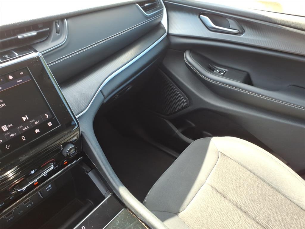 2023 Jeep Grand Cherokee L Laredo 4x4