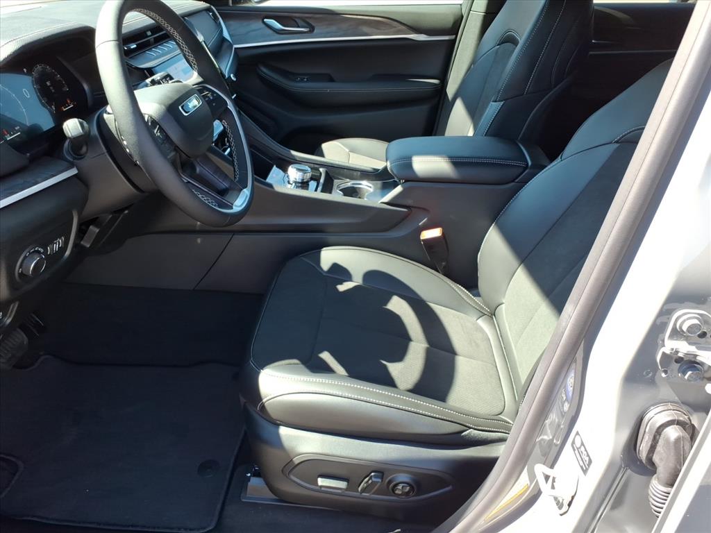2027 Jeep Grand Cherokee Laredo Altitude