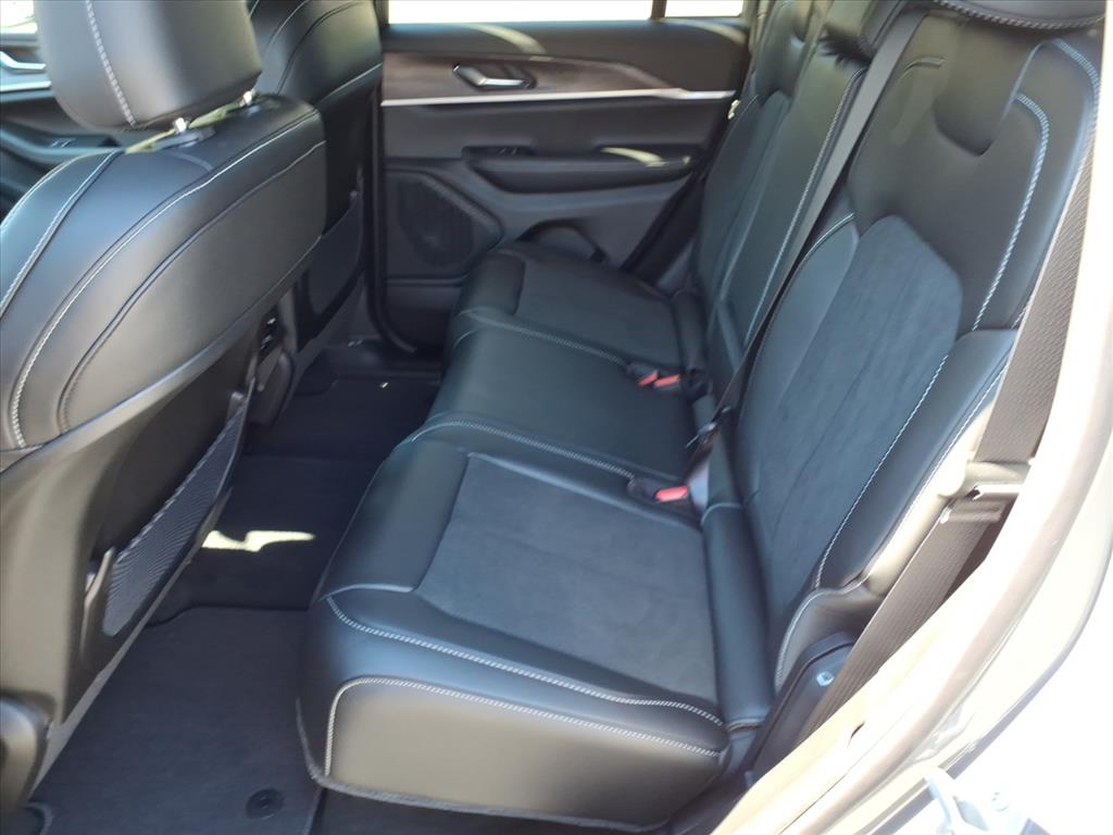 2027 Jeep Grand Cherokee Laredo Altitude