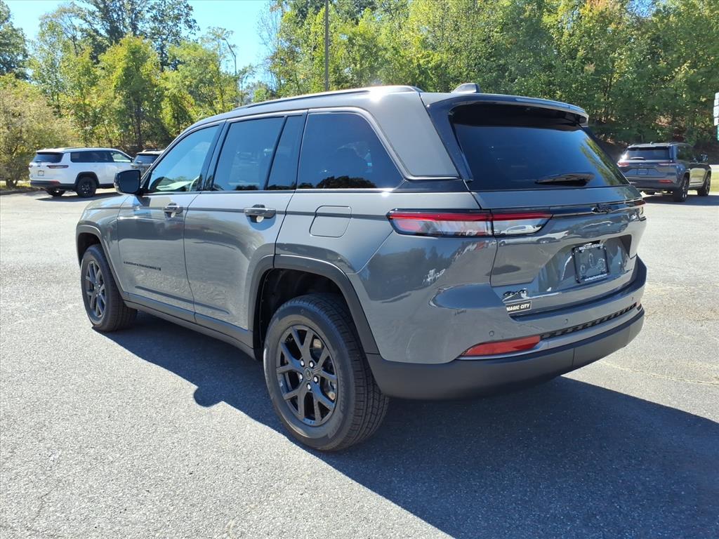 2027 Jeep Grand Cherokee Laredo Altitude