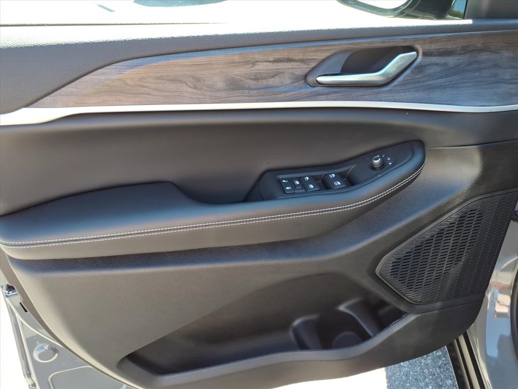 2027 Jeep Grand Cherokee Laredo Altitude