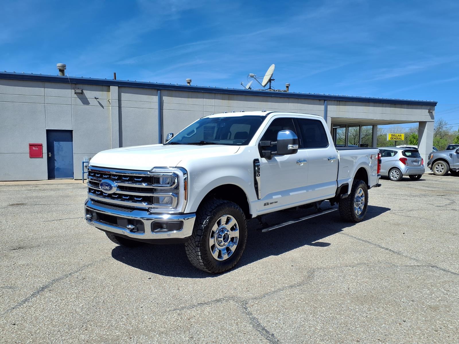 Oxford White (z1) 2024 Ford F-350 Super Duty Lariat Crew Cab 4WD Pickup Truck Four-Wheel Drive Automatic