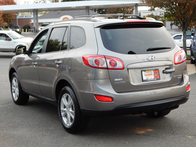 Preowned 2011 HYUNDAI Santa Fe SE for sale by Jerry's Chevrolet, INC. in Leesburg, VA