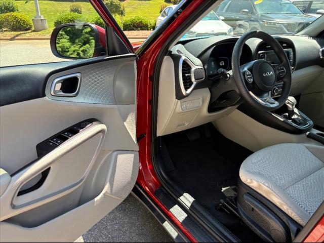 2024 Kia Soul LX - Photo 13