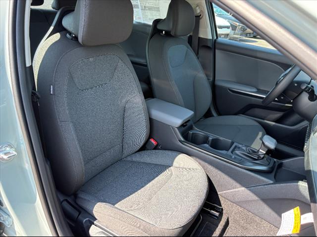 2025 Kia K4 LXS - Photo 17