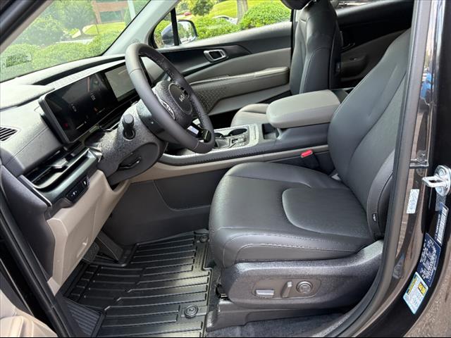 2025 Kia Carnival LXS - Photo 17