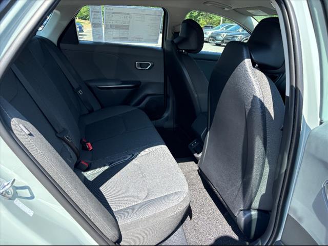 2025 Kia K4 LXS - Photo 18