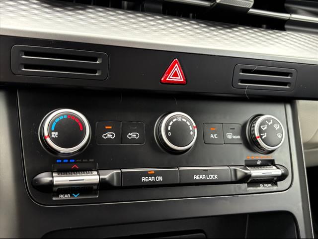 2023 Kia Carnival LX - Photo 25