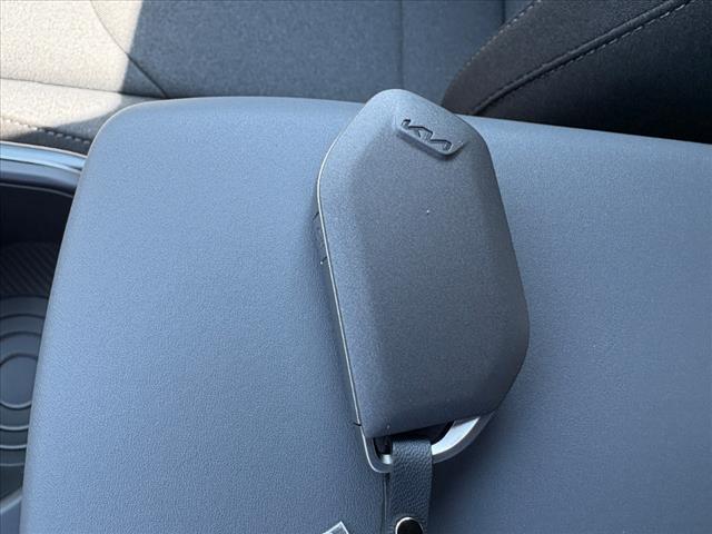 2025 Kia K4 LXS - Photo 28