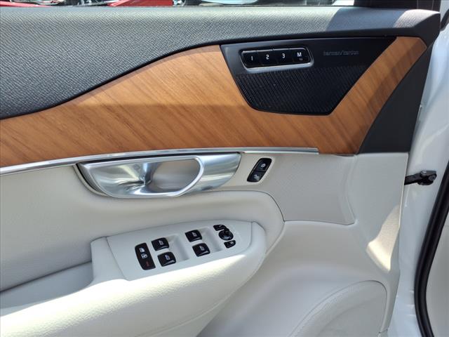 2022 Volvo XC90 T6 Momentum