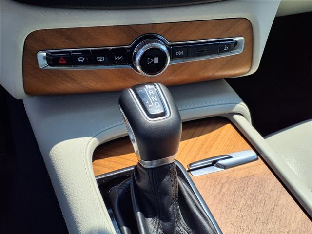 2022 Volvo XC90 T6 Momentum
