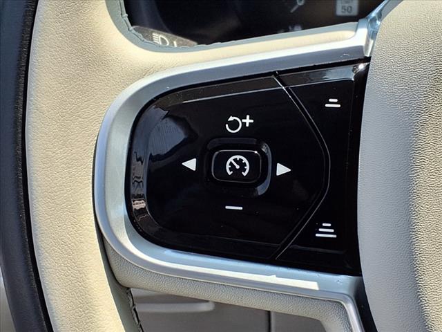 2022 Volvo XC90 T6 Momentum