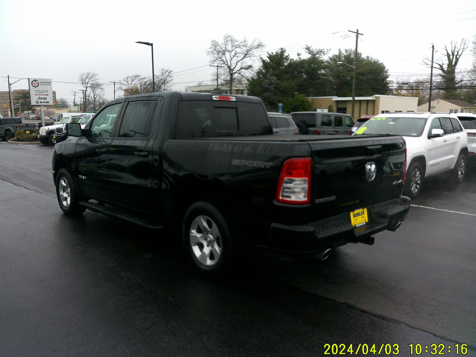 View vehicle photo 4