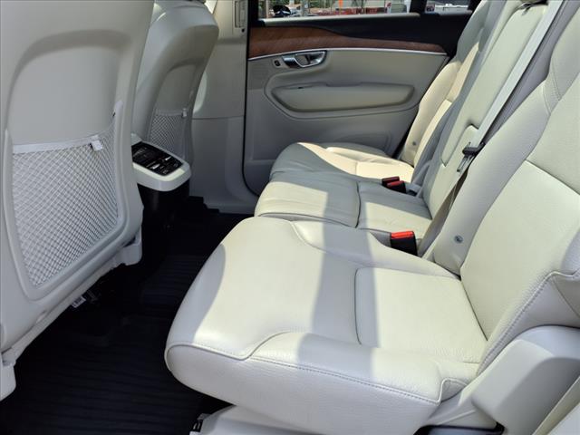 2022 Volvo XC90 T6 Momentum