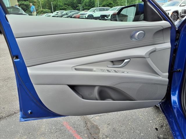 2024 Hyundai ELANTRA SE