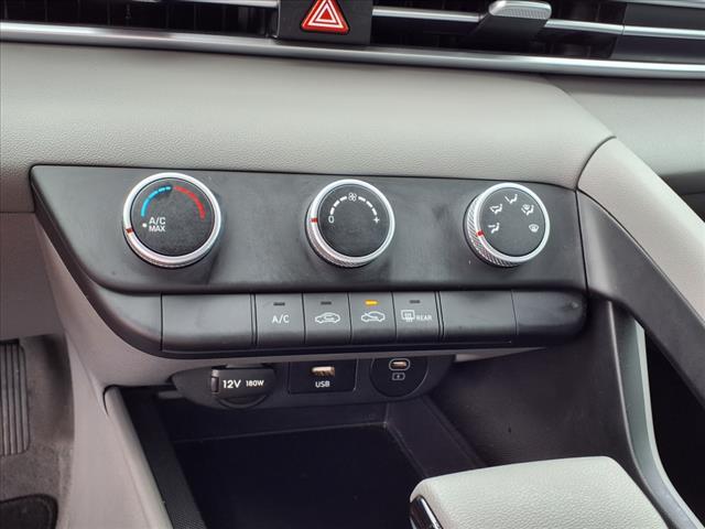 2024 Hyundai ELANTRA SE