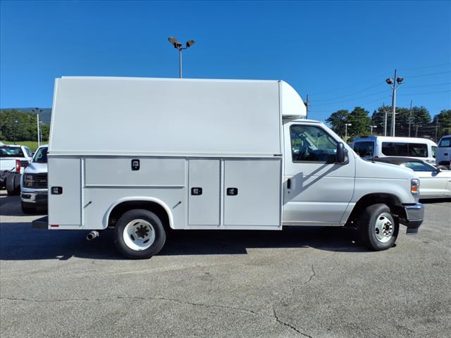 2025 Ford E-Series Base - Photo 4