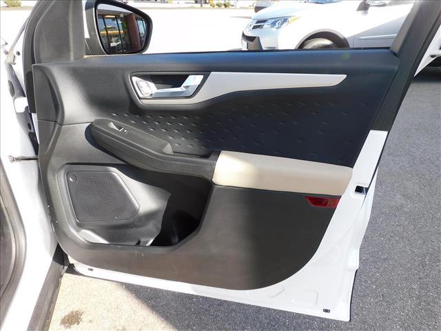 2020 Ford Escape SE:LUA03958