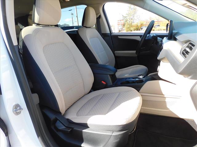 2020 Ford Escape SE:LUA03958